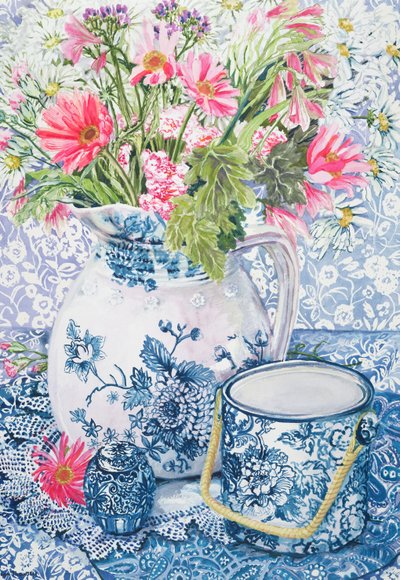 Gerbere in una brocca di Coalport con vasi blu da Joan Thewsey